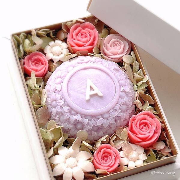 石鹸にナイフ1本で繊細なモチーフを彫刻 美しいソープカービング