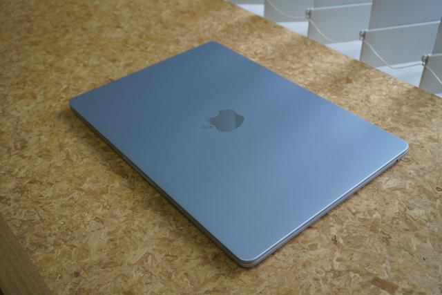新品 MacBook Air M4 スカイブルー 13インチ Apple、M4チップを搭載し