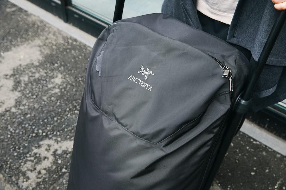 ハード？ ソフト？ ARC'TERYXのローリングダッフルがスゴいぞ | ROOMIE