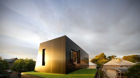 Hill House: They Built a Sunny Living Area Under a Grassy Knoll