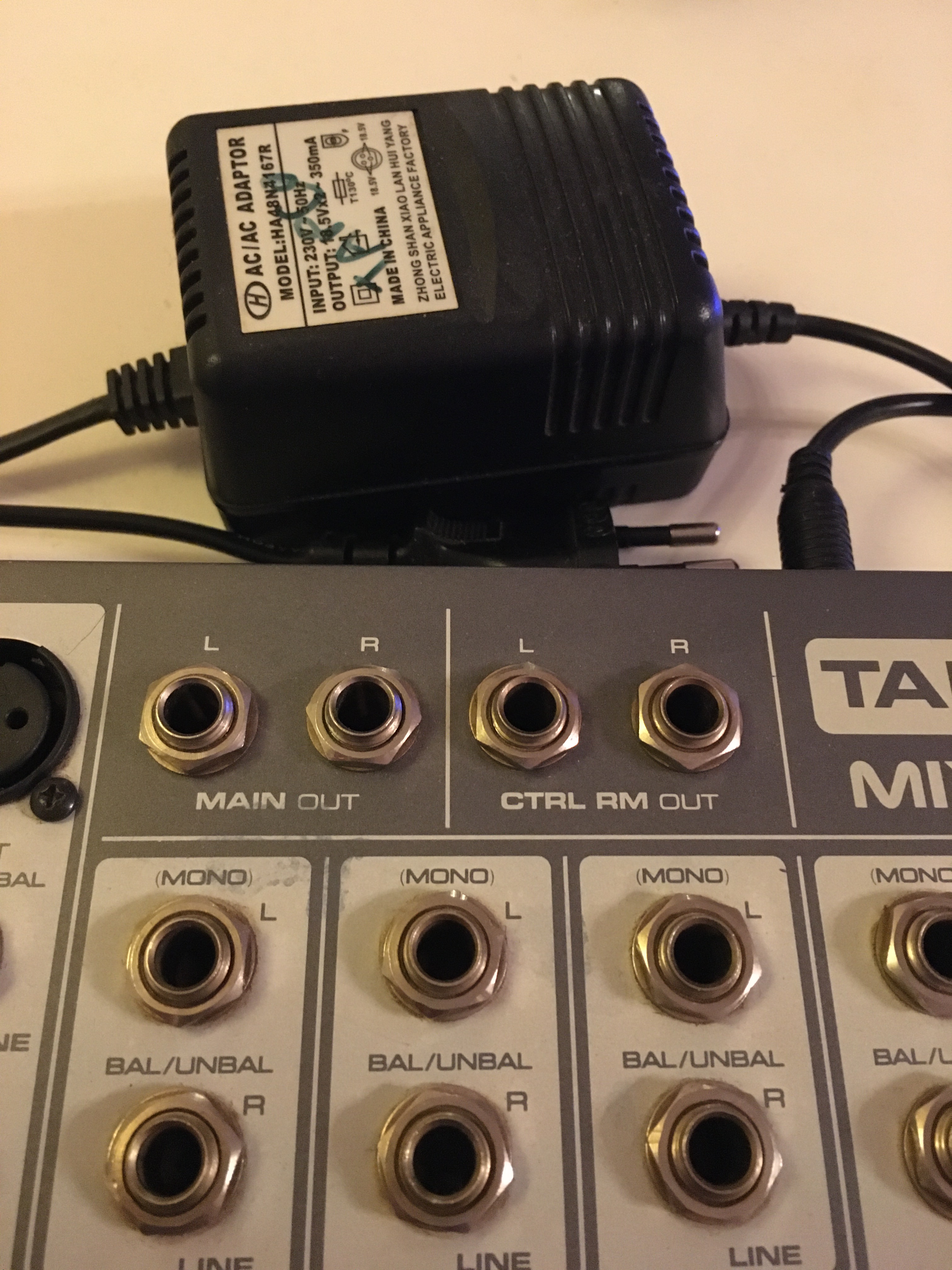 TAPCO MIX100 アナログミキサー Tapco Mix.100 Compact Mixer | Guitar