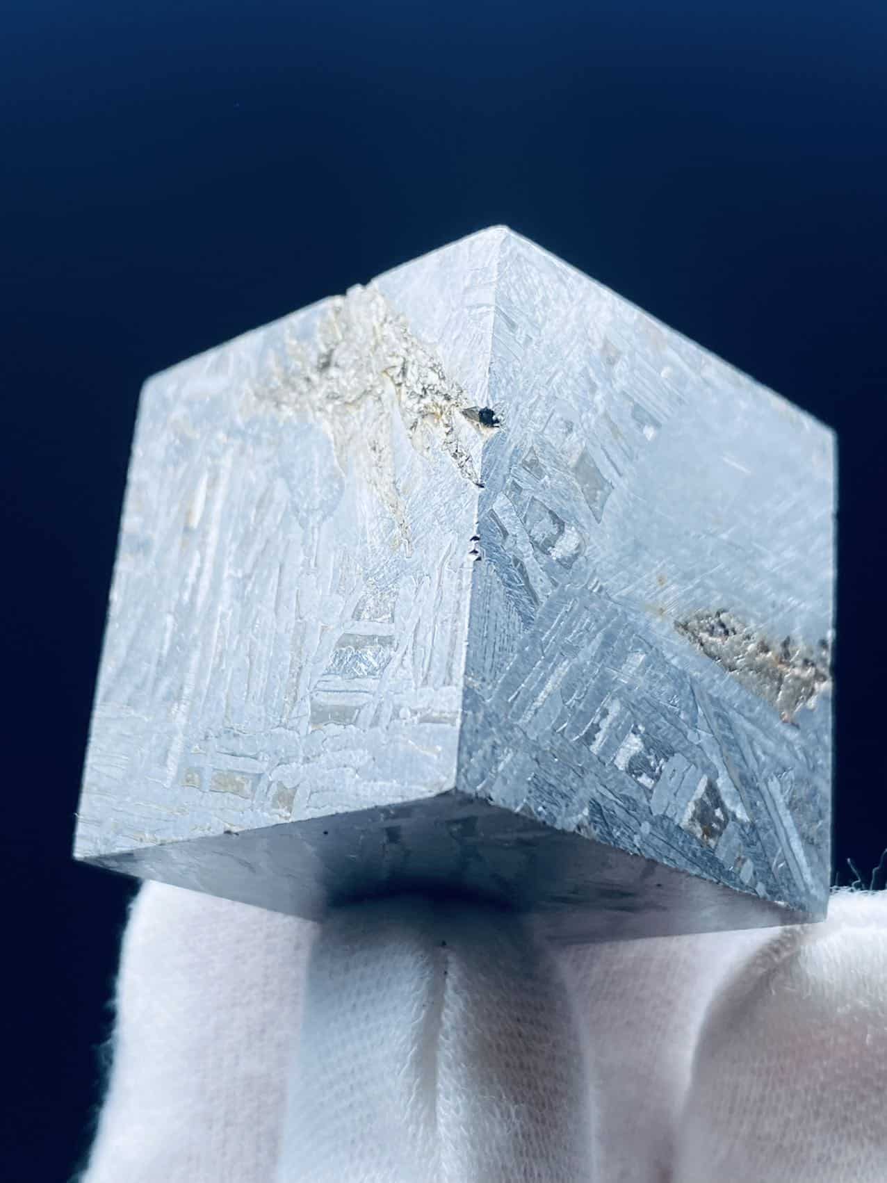 アルタイ隕石 鉄隕石 メテオライト鉄隕石 原石 美品 重さ約193g