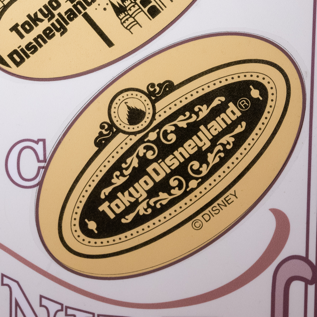 ブロンズ像や看板デザインも！東京ディズニーランド「ペニーアーケード