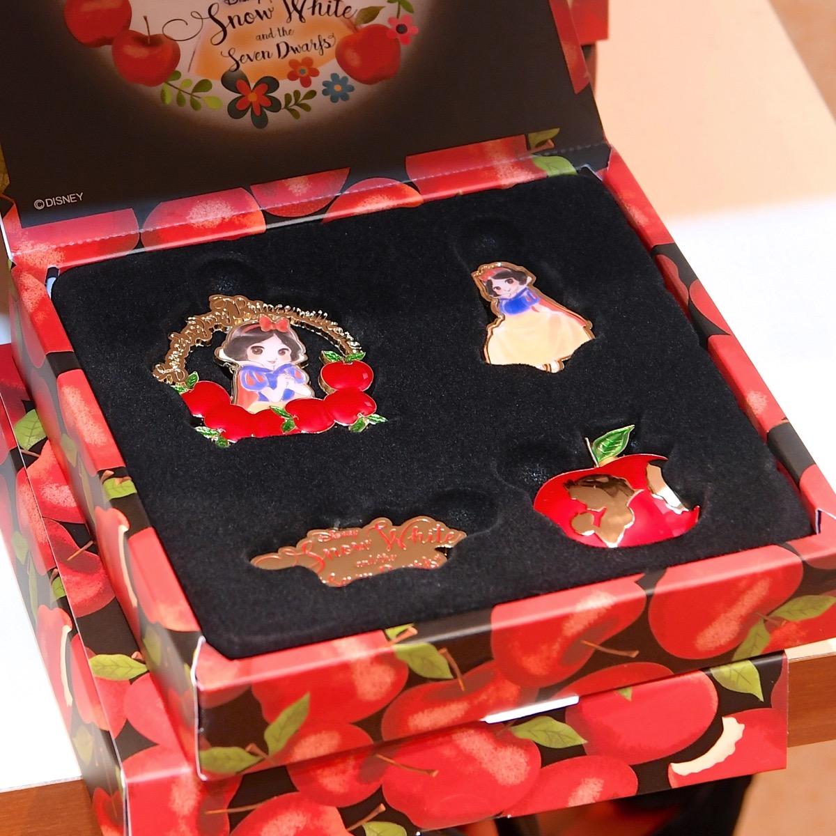 映画 白雪姫 グッズ3点セット（フーディーパーカー・手鏡・りんごの