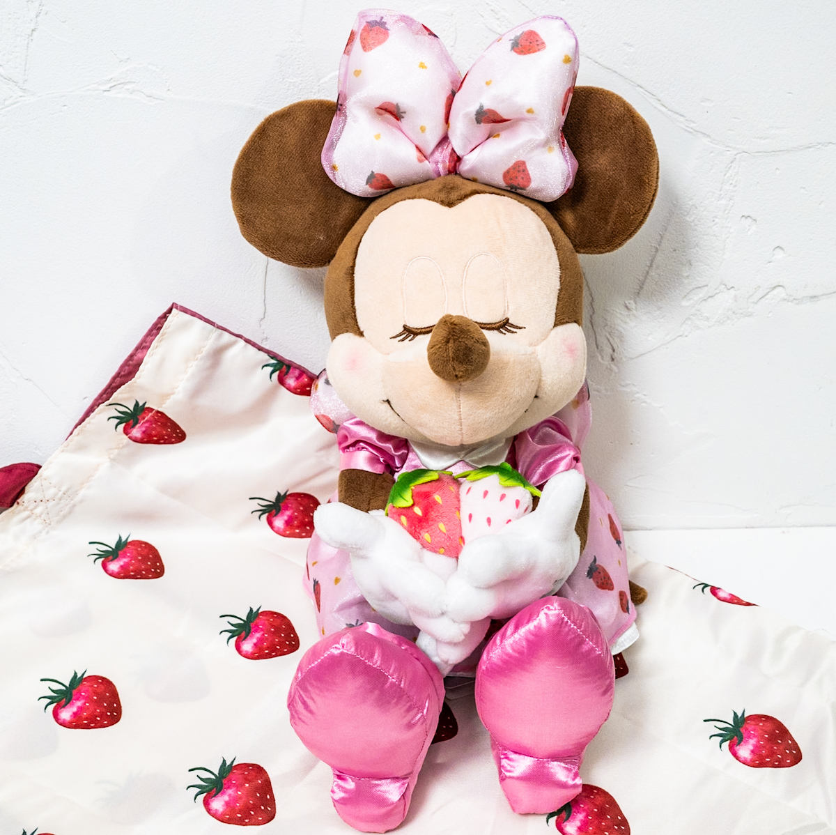 ミニー・マリー・チップ＆デールといちごデザイン！ディズニーストア