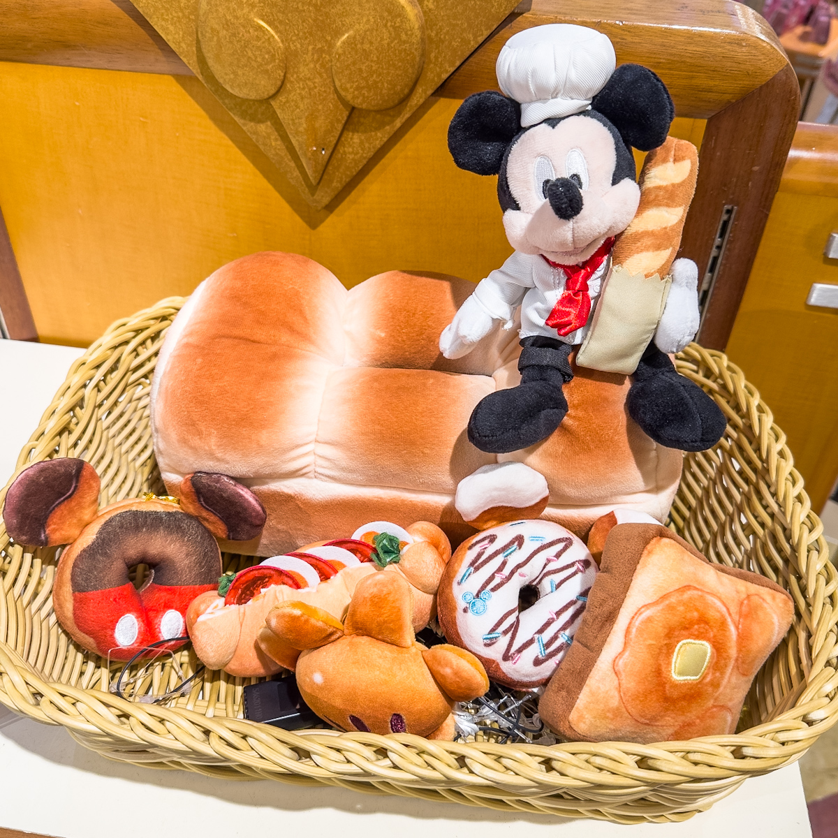 新品☆ Disney ミッキーベーカリー クロワッサン ぬいぐるみキーチェーン