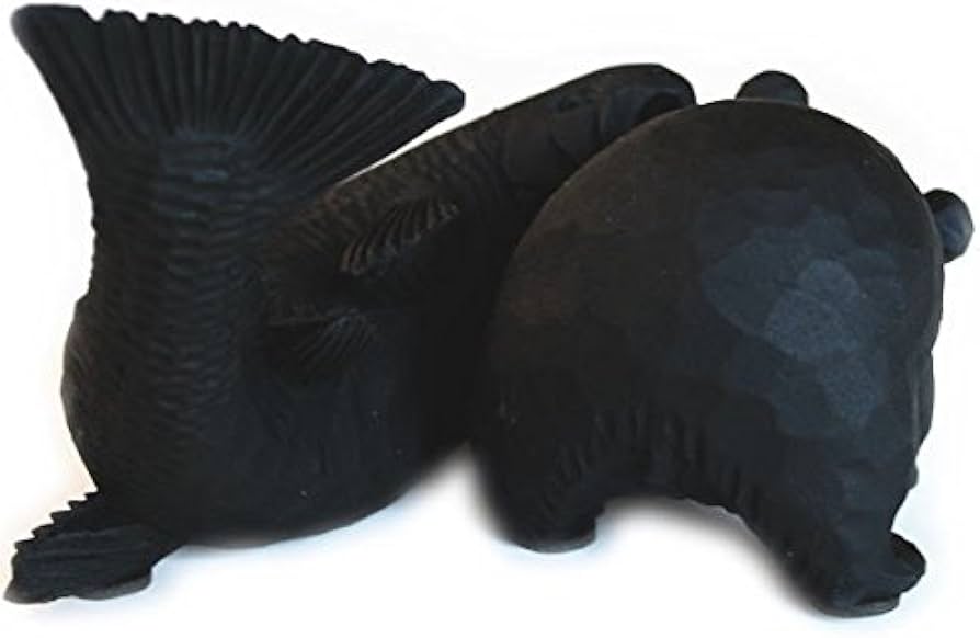 Amazon.co.jp: 【ノーブランド品】 エコ炭の置物 【鮭にくわえられた熊