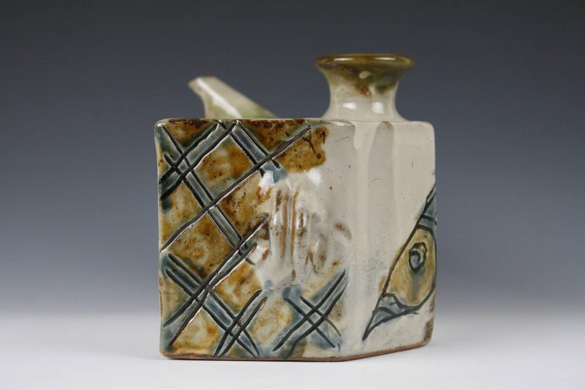 琉球壺屋焼 登り窯 金城敏男 作 線彫魚文面取抱瓶 琉球壺屋