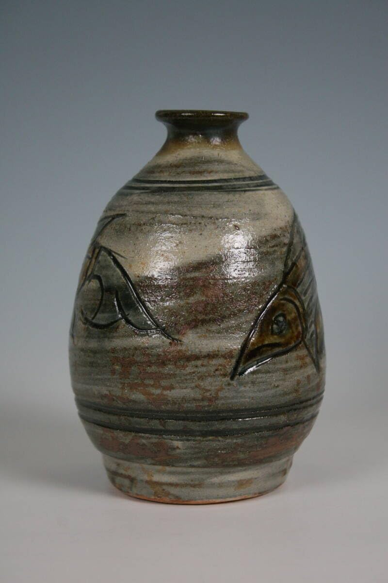 琉球陶器の至宝 壺屋焼 人間国宝 金城次郎 作 刷毛目魚文徳利