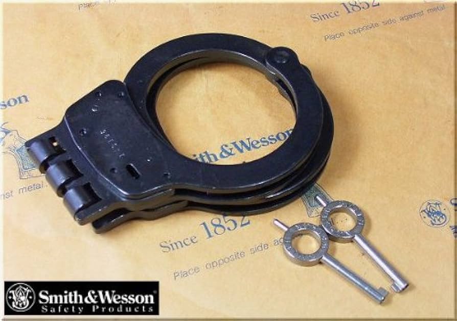 スミス&ウェッソン ブラック手錠 アメリカ製。【鍵二つあり 金属製 美
