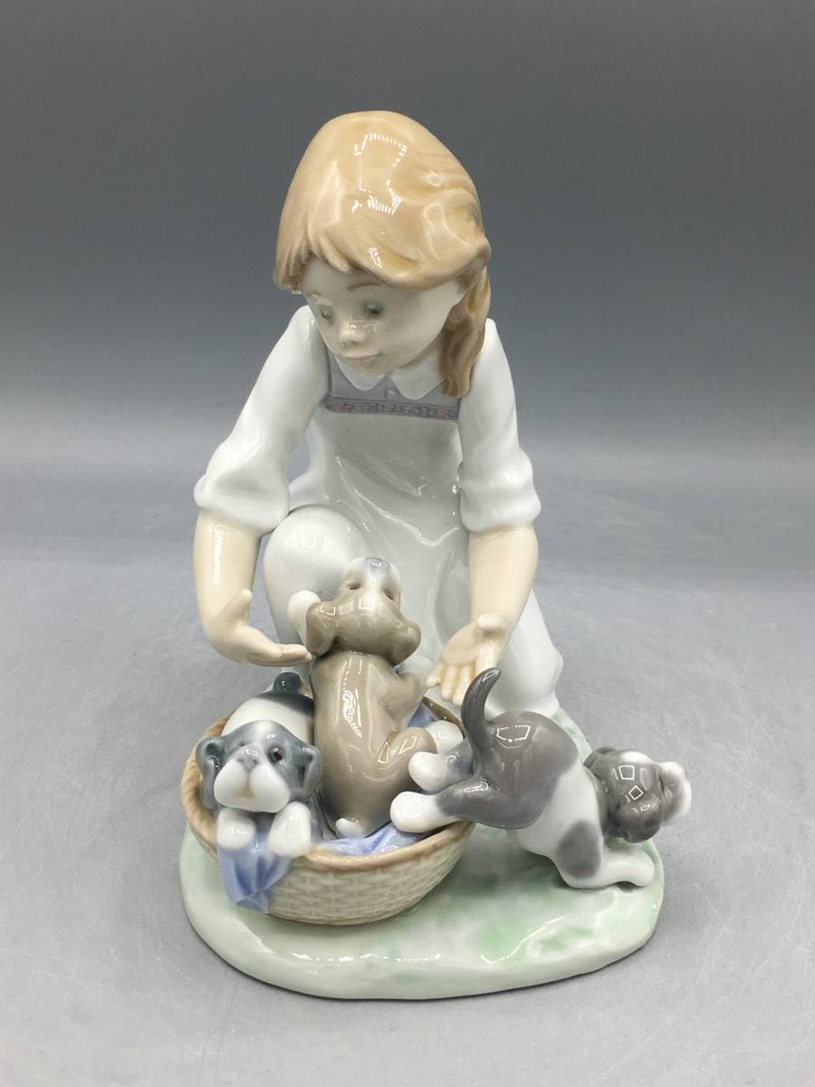 リヤドロ 5595 こっそりお外へ 仔犬 スペイン 少女 フィギュリン 【絶版】