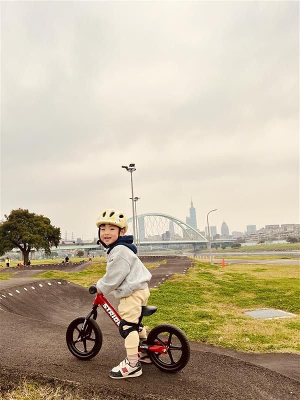 STRIDER 12インチバランスバイク ヘルメット付き STRIDER スポーツ