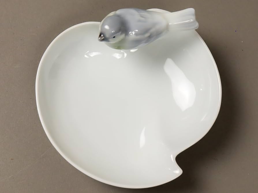 とても古い深川製の陶磁器、2羽の小鳥とてんとう虫 とても古い深川製の