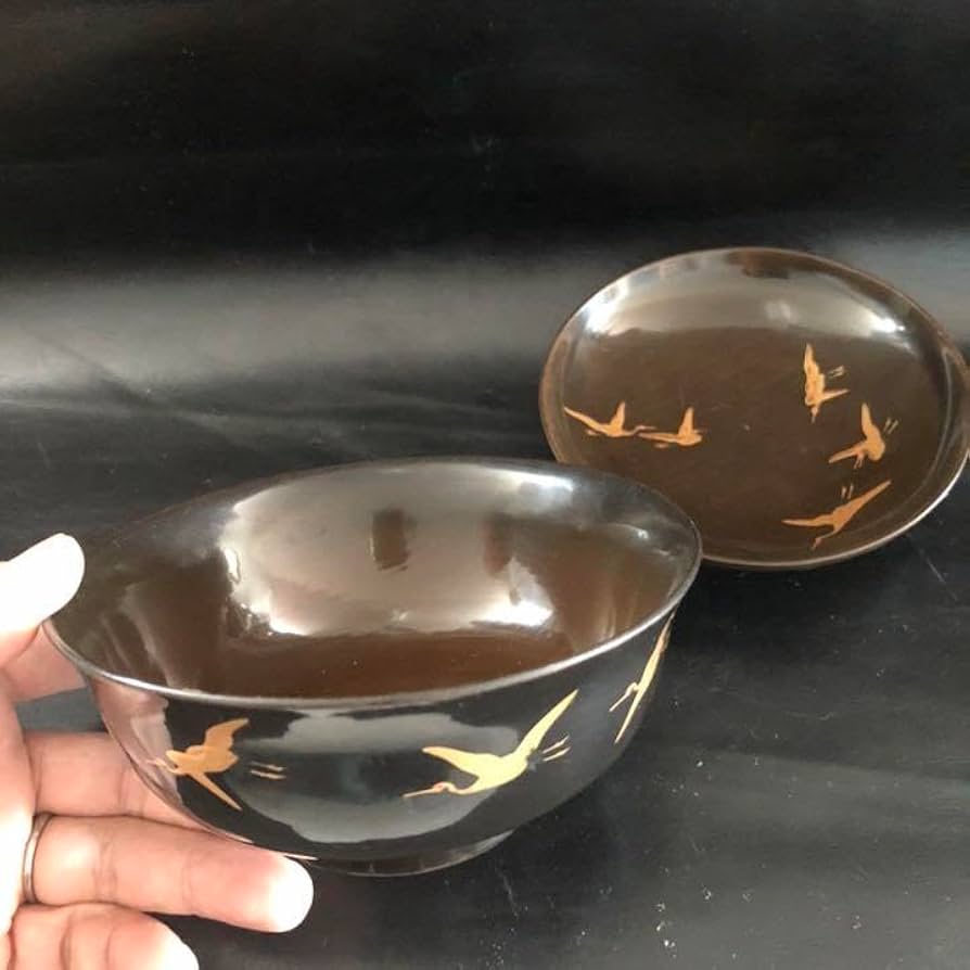 究極の美蔵から黄の鶴23羽が優雅に飛ぶ漆塗り蒔絵のお椀が出て来ました