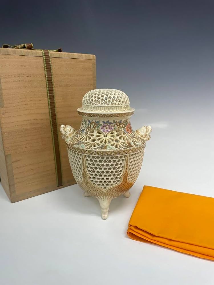 2067 薩摩焼 紋入香炉 梅模様香合 未使用 2067 薩摩焼 紋入香炉 梅