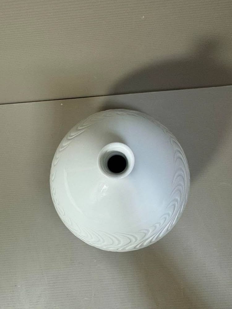 Amazon.co.jp: 2213 藤井朱明 白磁 流水彫文 花瓶 : ホビー