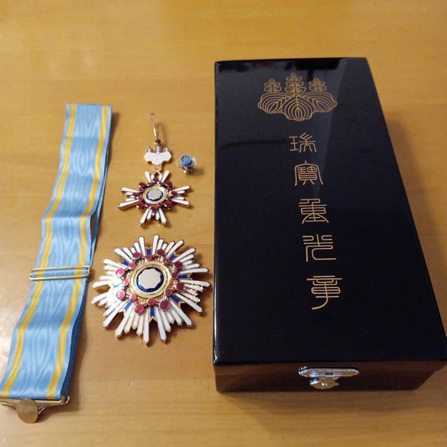 Amazon.co.jp: 現行 瑞宝重光章 制度改正後新型 勲二等瑞宝章 本物保証