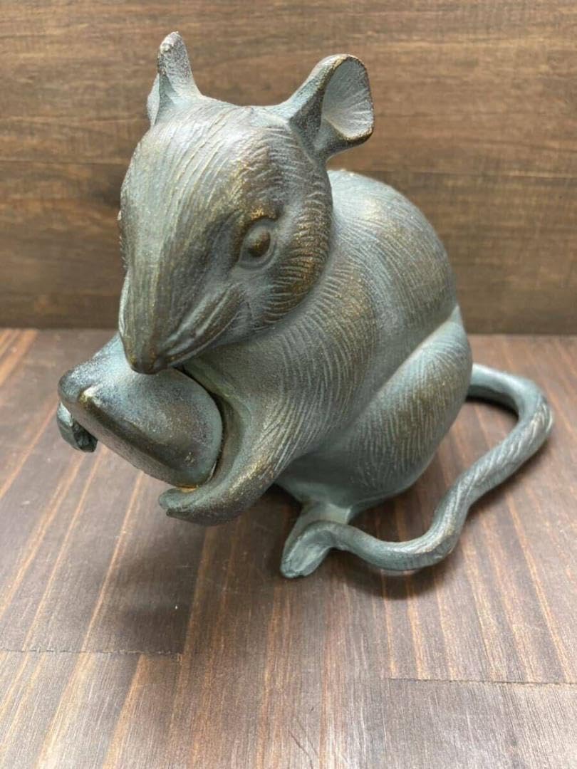 ねずみの彫刻付き台座 金属製ネズミの置物 黒色石台付き