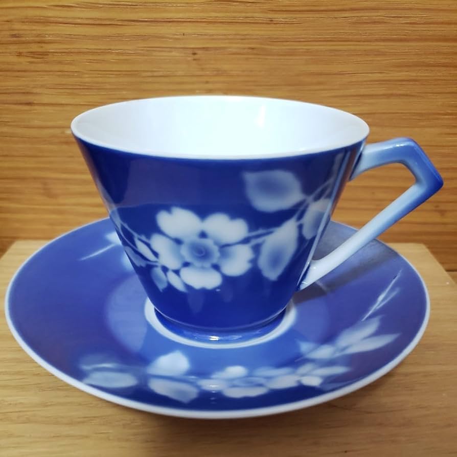 青いドラゴンと桜の花の陶器カップ 青いドラゴンと桜の花の陶器カップ