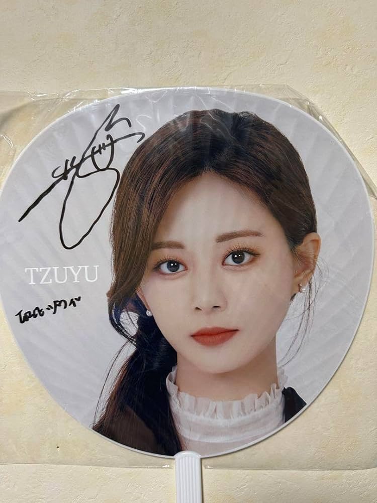 TWICE ツウィ 直筆サイン入りうちわ Amazon.co.jp: TWICE ツウィ 直筆