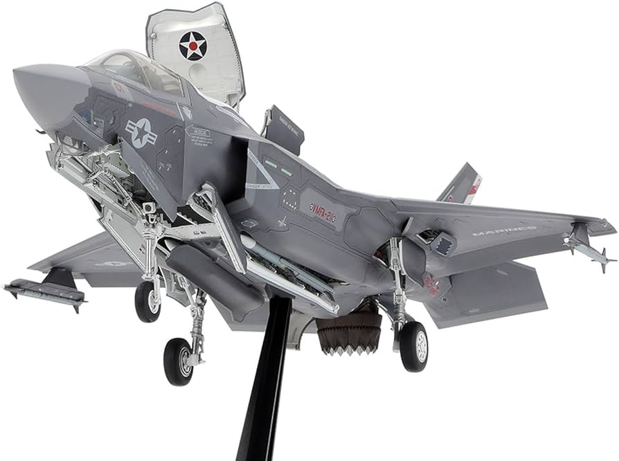 Amazon.com: Tamiya 61125 1:48 US F-35B Lightning II - Faithful