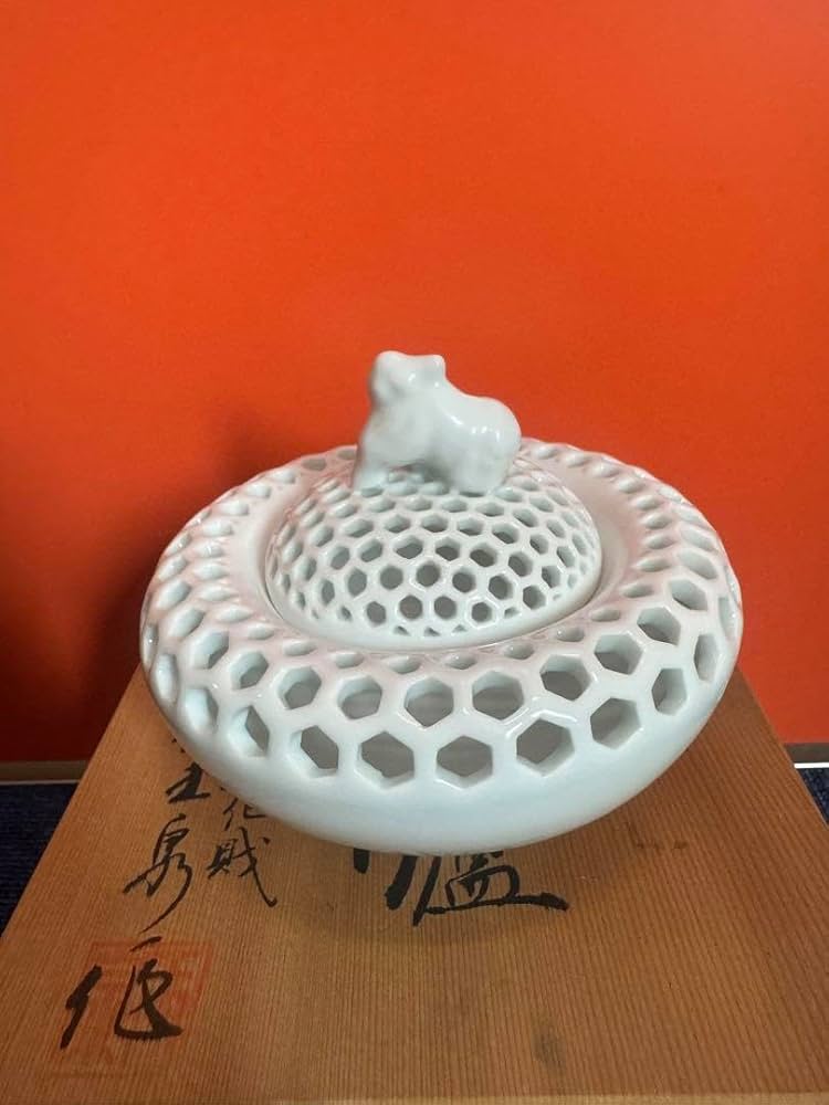 Amazon.co.jp: 1691 三川内焼 13代玉泉 白磁香炉 無形文化財 透し彫り