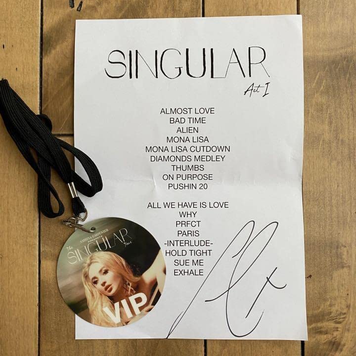 ラスト1点！ Sabrina Carpenter 直筆サイン ラミネートのセット Amazon