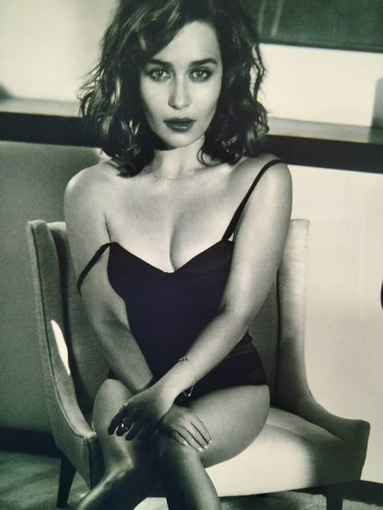 エミリア・クラーク直筆サイン入り写真 …Emilia Clarke Amazon.co.jp