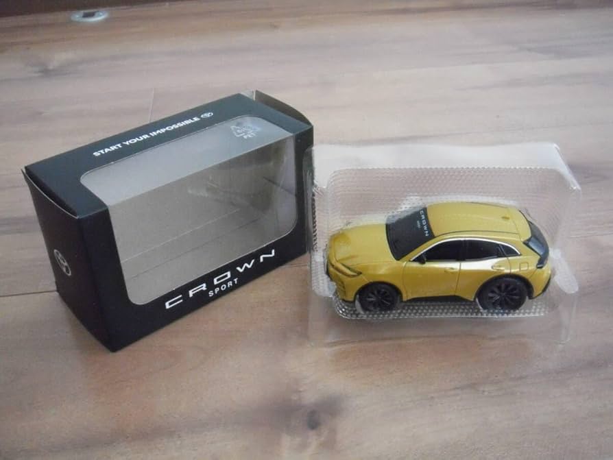 CROWNスポーツ マスタード色 30分の1 ミニカー 1/30 トヨタ クラウン