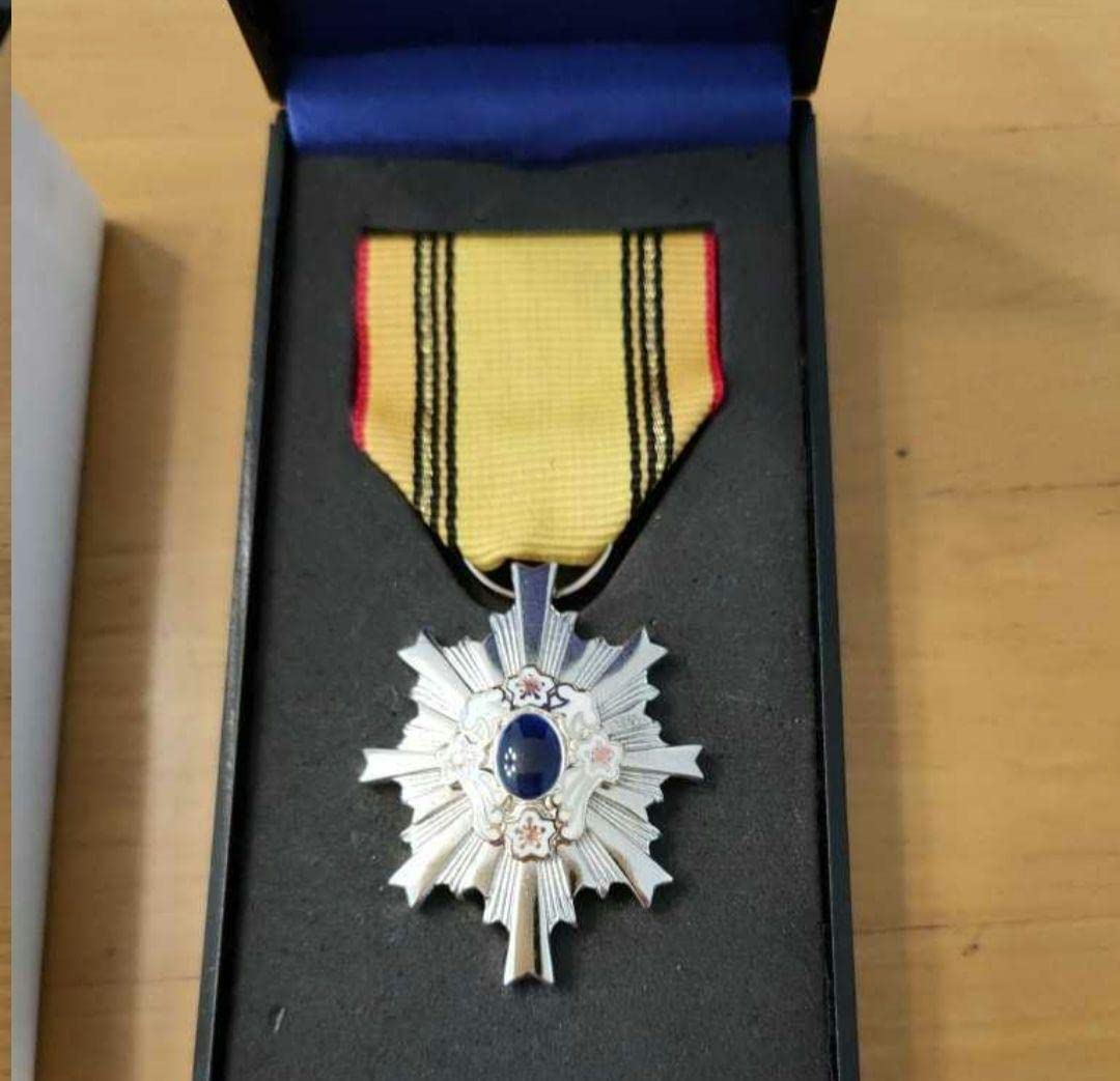 防衛功労章 Amazon.co.jp: 第四級 防衛功労章 第9号賞詞