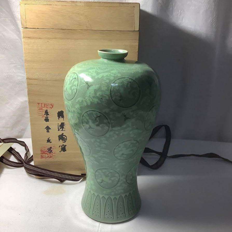 Amazon.co.jp: 韓国陶窯 東谷 金正黙 青磁象嵌雲鶴文梅瓶 花瓶 共箱