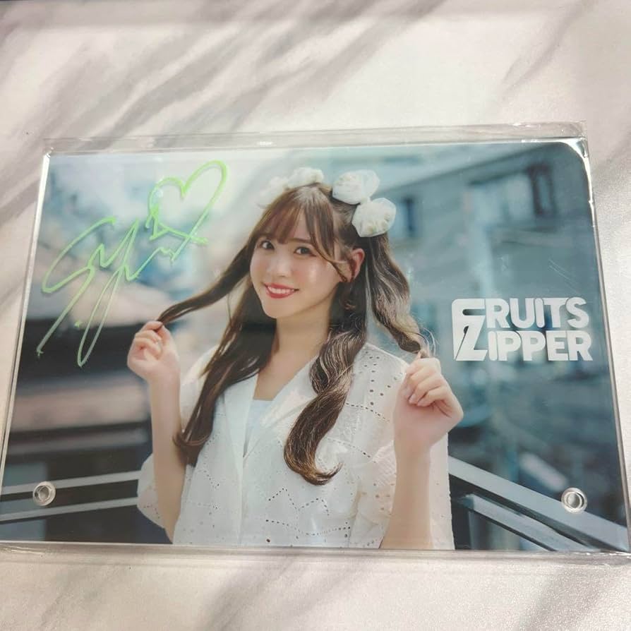 Amazon｜FRUITSZIPPER 櫻井優衣 アクリルフォトパネル 直筆サイン