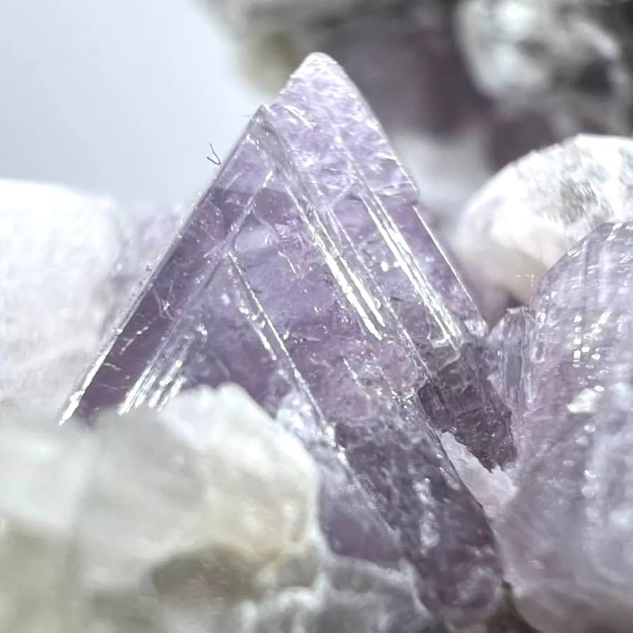 ライラックカラースピネル母岩付き特大標本174g