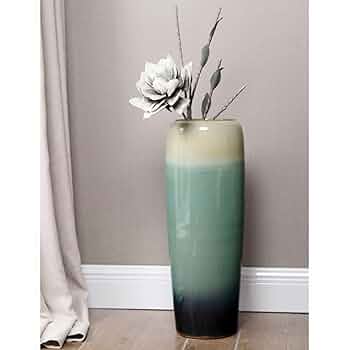 花模様の碧い陶器（高さ約50cm、横約25cm） 花模様の