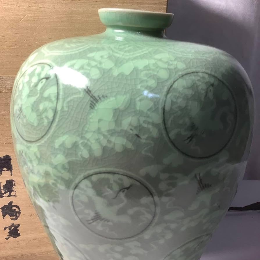 Amazon.co.jp: 韓国陶窯 東谷 金正黙 青磁象嵌雲鶴文梅瓶 花瓶 共箱