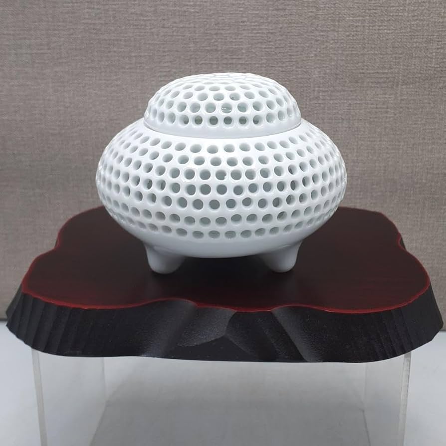 2182 鍋島焼 白磁 透かし 香炉 2182 鍋島焼 白磁 透かし 香炉 白磁