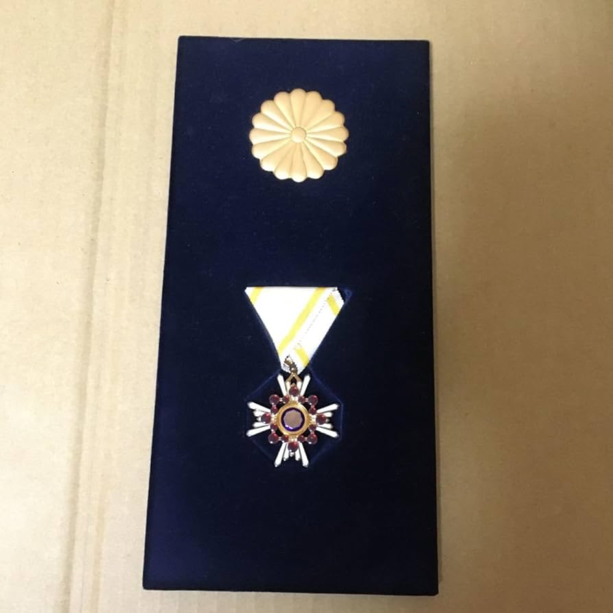Amazon.co.jp: 勲章 瑞宝章 瑞宝単光章 瑞宝小綬章 瑞寶 箱付き 当時物