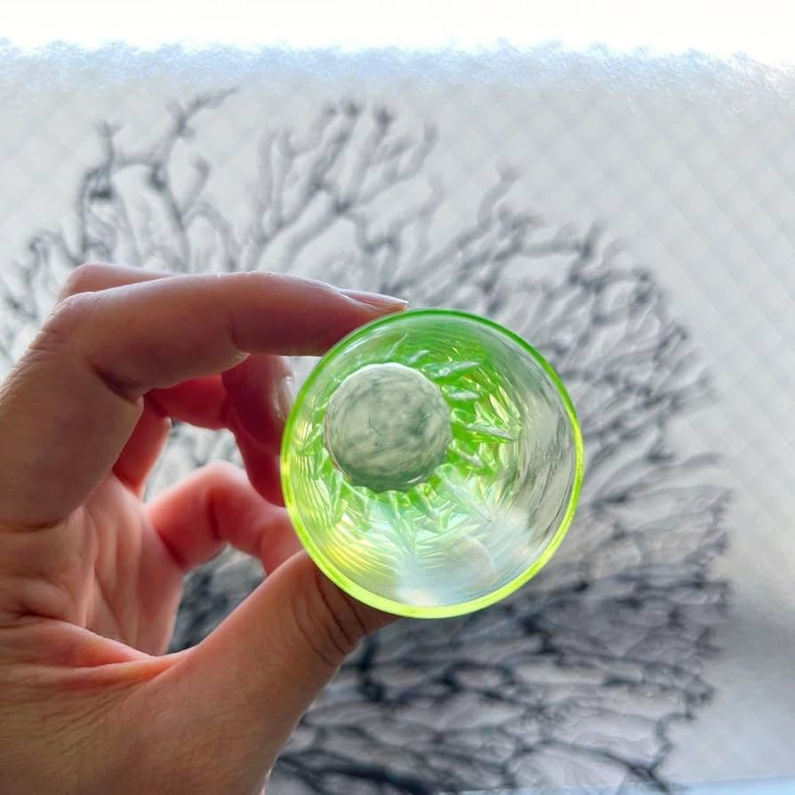 骨董 時代ガラス 切子 花 松葉 黄色 ウランガラス 反り口碗型 盃 猪口