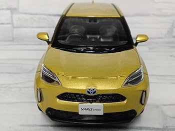 Amazon | カラーサンプルミニカー 1/30 ミニカー YARIS CROSS プラス