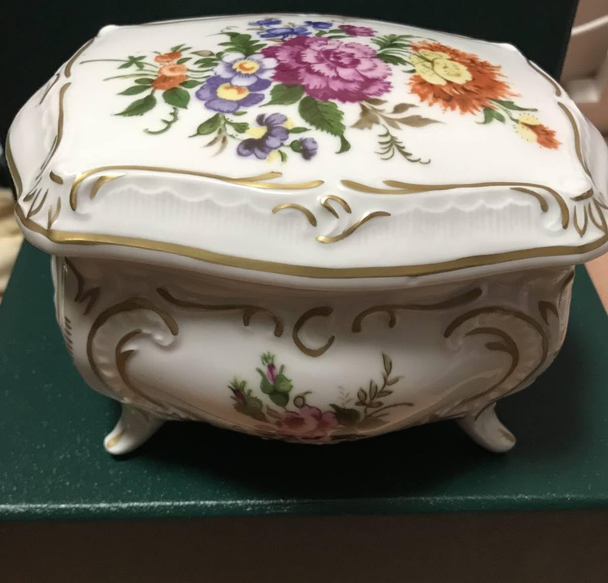 A】ホワイトハンドモチーフ/Made in Japan /陶器製・小物入れ