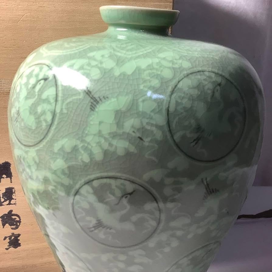 Amazon.co.jp: 韓国陶窯 東谷 金正黙 青磁象嵌雲鶴文梅瓶 花瓶 共箱