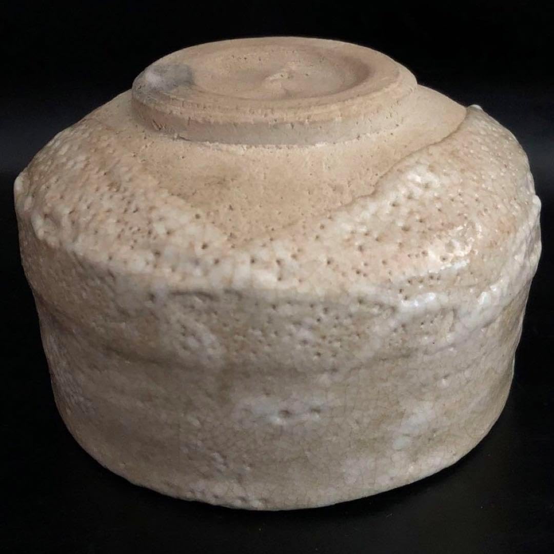 美しい古美術◇蔵から凄みのある古そうな鼠志野焼の抹茶茶碗が出て来