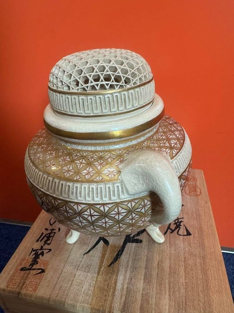 Amazon｜1692 薩摩焼 田の浦窯 仁楓 透かし彫り 鶴文 香炉｜仏壇用香炉