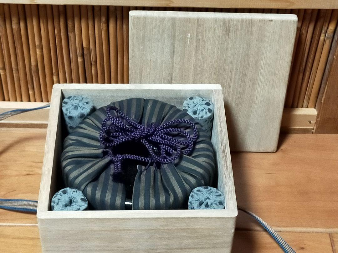 Amazon.co.jp: 織部黒 茶碗 在銘 桐箱 仕覆付き 骨董 織部 瀬戸黒 引出