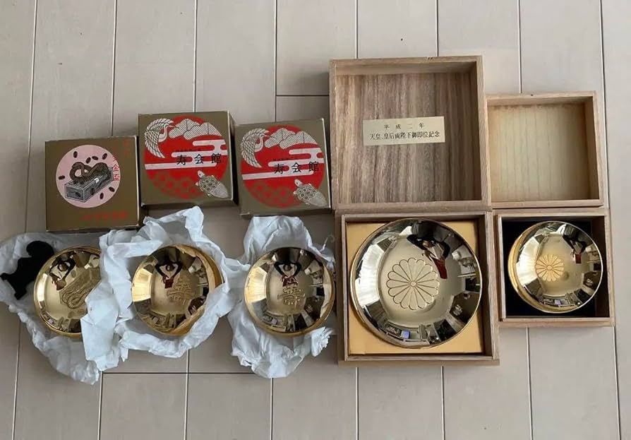 Amazon.co.jp: 天皇陛下喜寿奉祝記念金杯 菊の紋 24KGP その他4点 箱