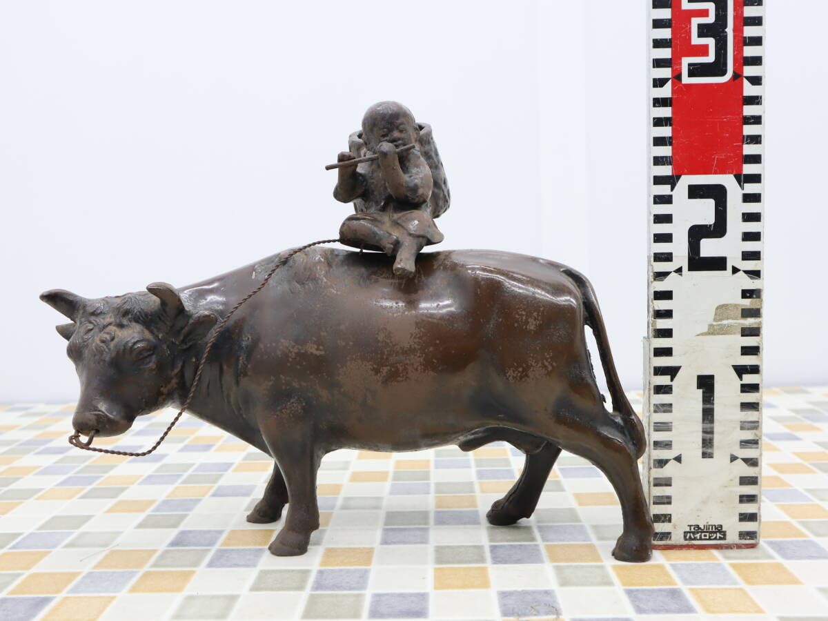 金属製牛と子供の彫刻 金属製牛と子供の彫刻 金属製牛と子供の彫刻