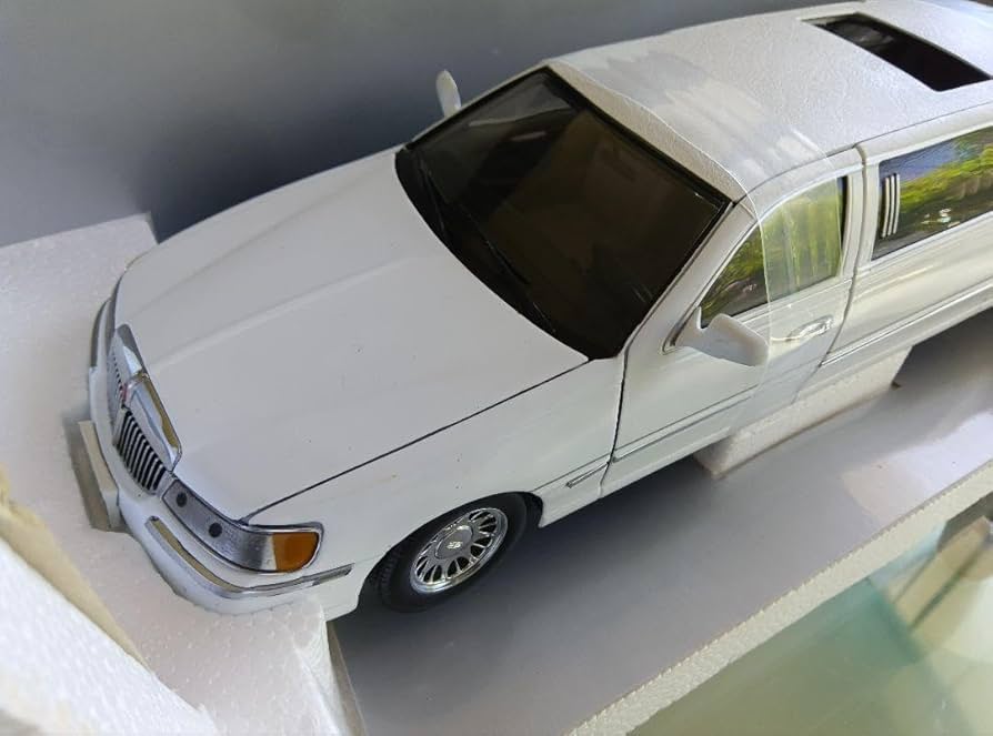 Amazon.co.jp: 1 18 リンカーン タウンカー リムジン : おもちゃ