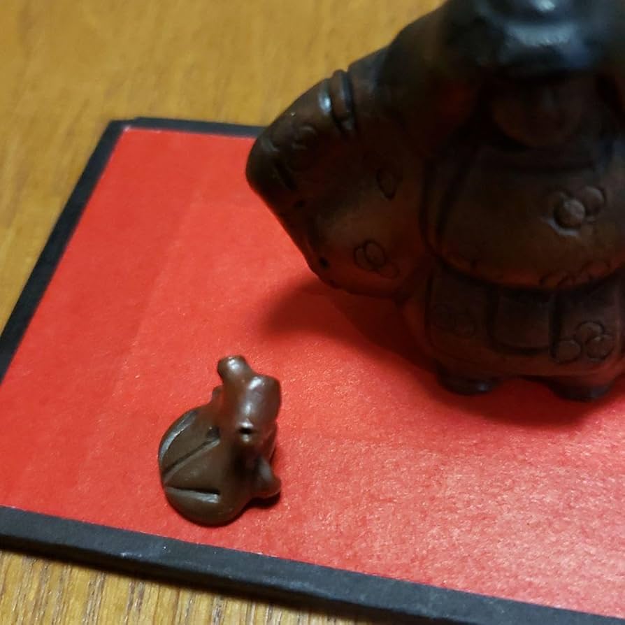 盆栽添配駿河山正京わらべ蛙と遊ぶ近くで見守るお坊様