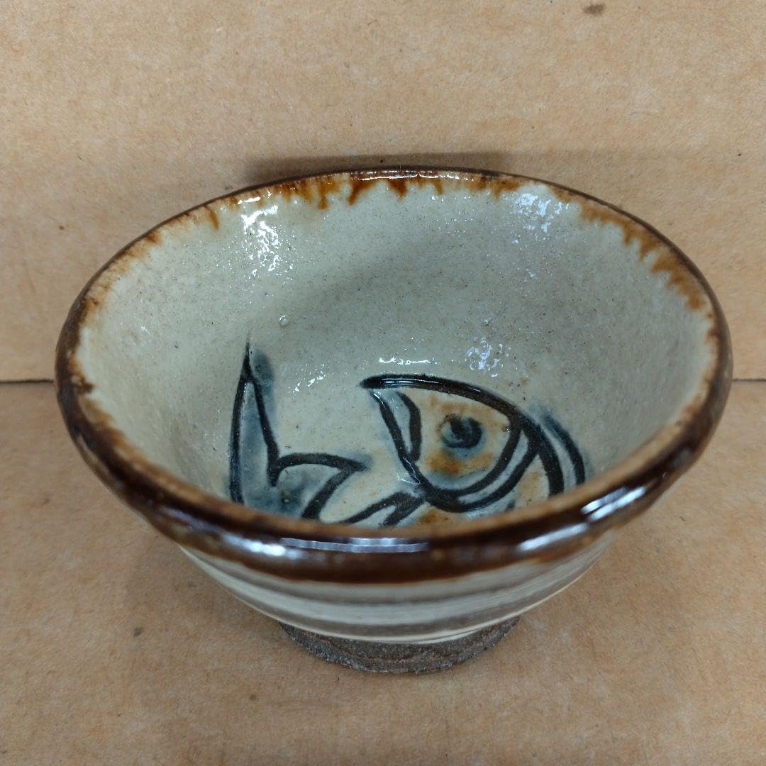 Amazon.co.jp: 本物保証金城次郎 ぐい呑 共箱 栞 人間国宝 壺屋焼 魚紋