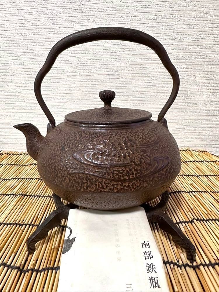 Amazon | 栞付 南部三厳堂 菊華文様 12型アラレ 南部鉄瓶 南部鉄器